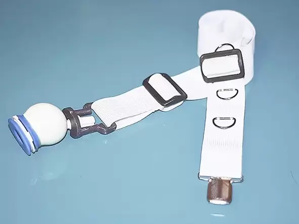 Исполнувач со еластични ленти како помошна алатка ќе помогне да се зголеми пенисот
