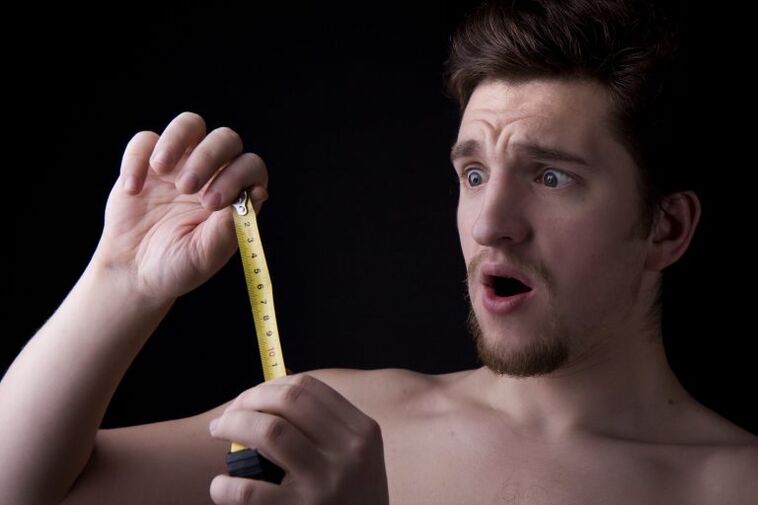 човек го измерил пенисот пред да го зголеми со пумпа